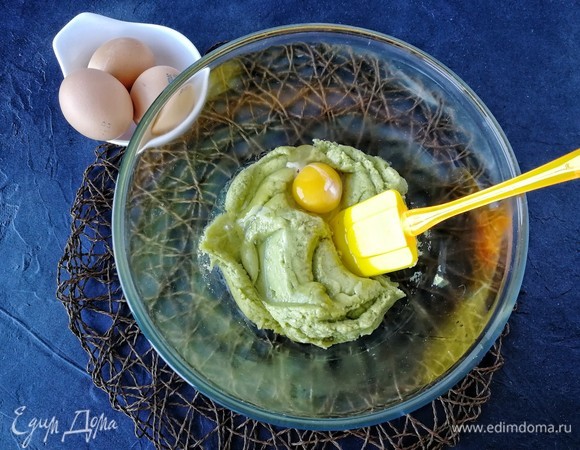 Тесто сейчас можно переложить в широкую миску для удобства. Теперь важный момент, который, пожалуй, и может все испортить: добавление яиц. У меня были крупные. Начинаем добавлять яйца по одному, каждый раз хорошо перемешивая тесто лопаткой. Я положила 2 и поняла, что третье уже будет лишнее, поэтому я добавила буквально четвертинку.