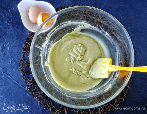 Готовое тесто должно выглядеть вот так: стекая с лопатки, оно образовывает на поверхности след — «ленточку», которая некоторое время остается.