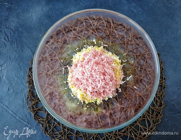 После этого также на мелкой терке натираем колбасу.