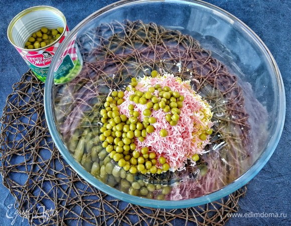 Теперь настала очередь зеленого горошка ТМ «Фрау Марта». Добавляем его к натертым колбасе и яйцам.