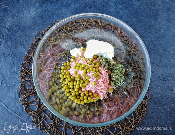 Далее очередь соуса песто, который придаст блюду настоящую изюминку, и творожно-сливочного сыра.