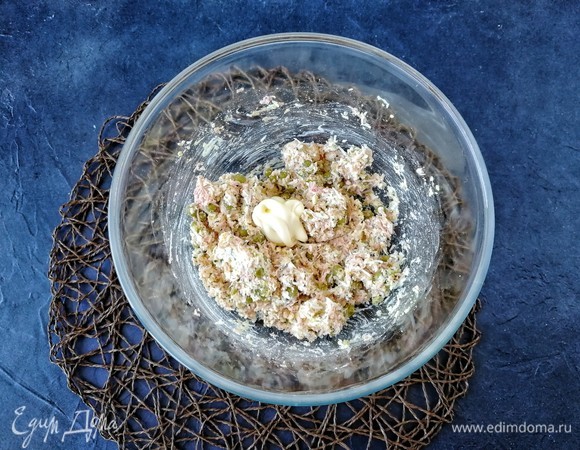 Хорошо перемешиваем, лучше вилкой. Горошек старайтесь размять, чтобы он без проблем прошел потом через насадку кондитерского шприца или отверстие в кондитерском мешке. Если видите, чтобы масса суховата, добавьте немного майонеза. Начинка станет нежнее при этом. Главное, не переборщить, чтобы масса не стала жидкой! Если хотите, можно посолить по своему вкусу. Я не добавляла, поскольку соус песто достаточно соленый.