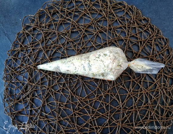 Перекладываем начинку в кондитерский мешок.