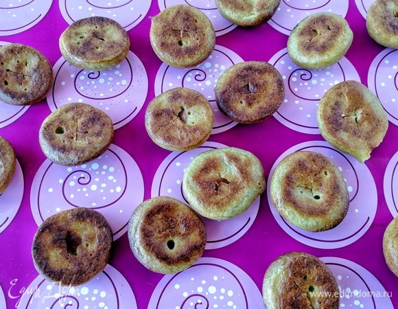 Тем временем эклеры приготовились. Я им дала остыть, после чего внизу сделала ножом маленькие надрезы крест-накрест.