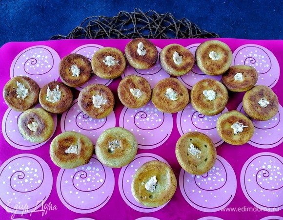 В кулинарном мешке срезаем кончик и начиняем наши эклерчики.