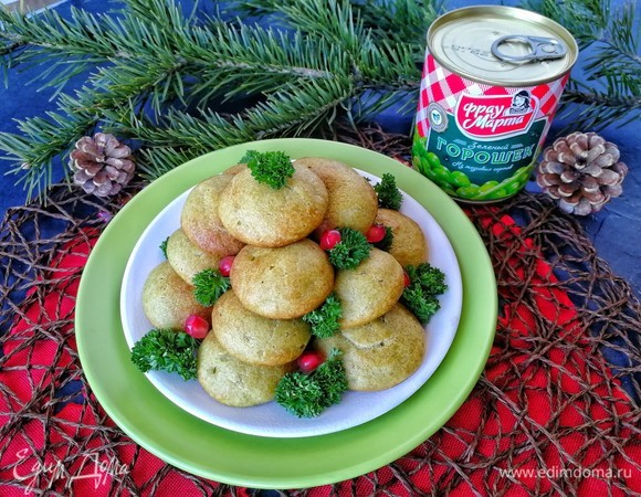 Выкладываем эклеры на тарелку в виде пирамидки. Украшаем зеленью петрушки и зернами граната, так сказать, наряжаем тем самым елочку. Закусочные эклеры готовы! Приятного аппетита и с Новым годом!