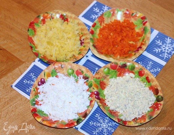 Сварить картофель, морковь и куриные яйца. Готовые продукты охладить, очистить и по отдельности натереть на терке.