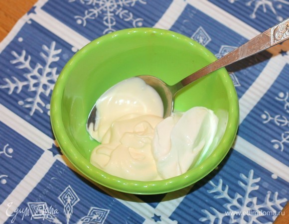 Смешать майонез со сметаной. Добавить молотый перец и соль.