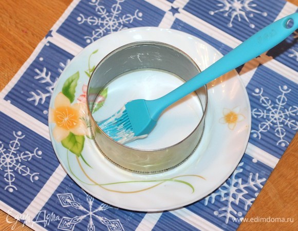 Сформировать торт-салат с помощью формовочного кольца. Смазываем сервировочное блюдо сметанной смесью.