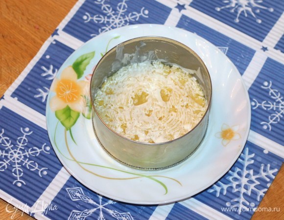 Выкладываем подготовленные продукты в такой последовательности: картофель + сметанная смесь. Каждый слой по желанию, можно подсолить, кроме грибов и курицы.