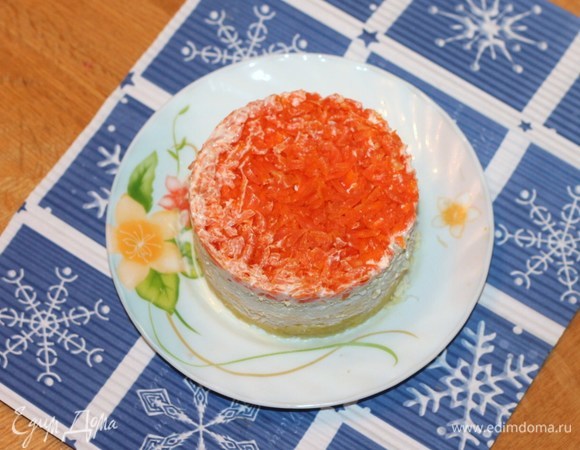 Морковь + сметанная смесь. Снимаем формовочное кольцо и смазываем боковые стороны тортика сметанной смесью.