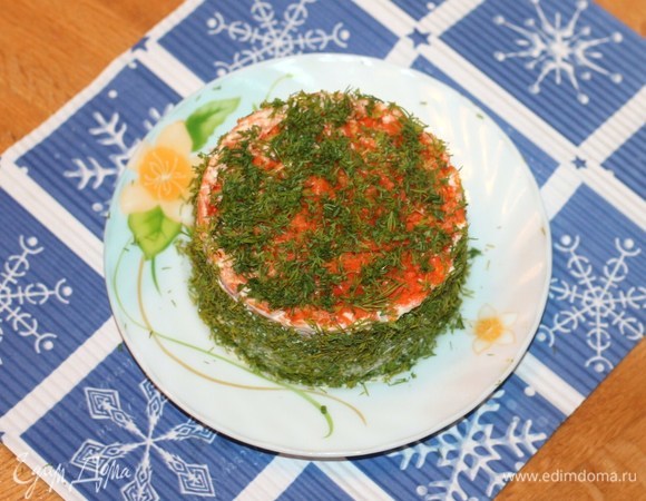 Посыпаем закусочный тортик измельченным укропом.