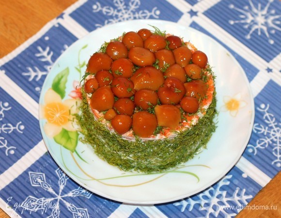 И выкладываем сверху маринованные грибы.