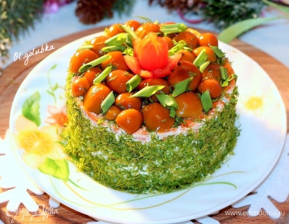 Оставить торт-салат для пропитки в холодильнике на 1–2 часа. Приятного аппетита! С наступающим Новым Годом!