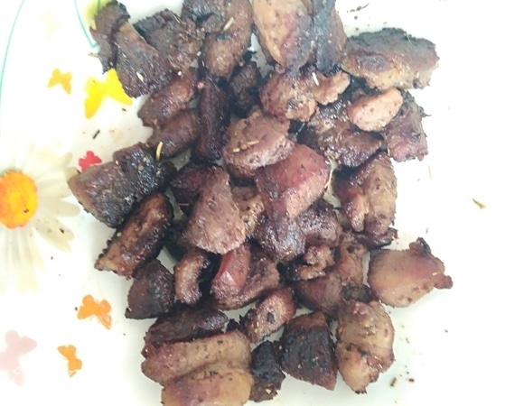 Подготовить мясо для салата. На растительном масле поджарить мясо до готовности, приправив солью и приправой.