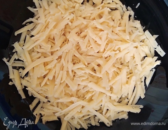 Сыр натереть на крупной терке.