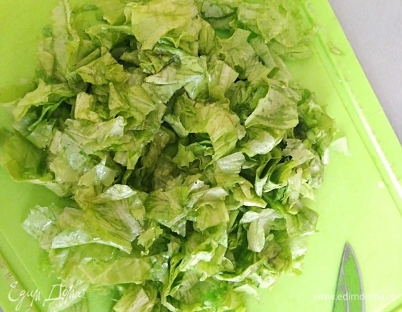 Зелень вымыть, высушить и нарезать. Огурец нарезать тонкими полосками.