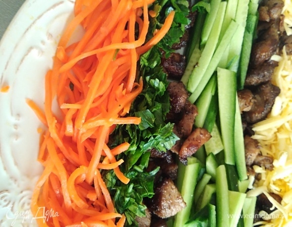 На большом блюде выкладывать полосками овощи и мясо.