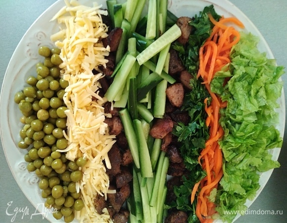 Заправкой лучше полить салат уже на столе.