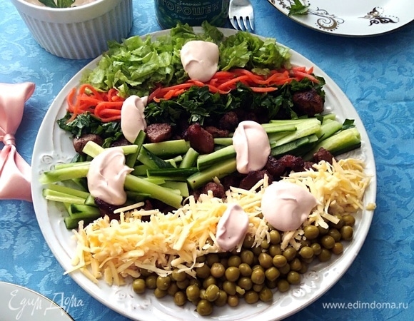 Сочный и островатый салат понравится всем. Перемешать, полив заправкой.