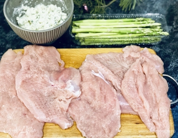 Готовим начинку: смешиваем козий сыр, чеснок, укроп.