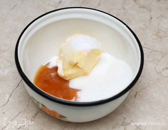 В сотейнике или металлической миске смешайте масло, сахарный песок, мед и соду.