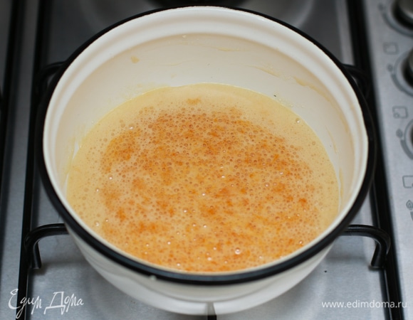 Поставьте сотейник на очень медленный огонь. И при периодическом помешивании дождитесь, пока сода и мед вступят в реакцию и начнет появляется пена. Этот процесс займет примерно 5 минут. Снимите сотейник с огня и дайте смеси остыть до комнатной температуры.