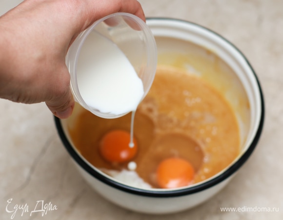 В остывшую смесь введите яйца и влейте молоко, затем перемешайте.