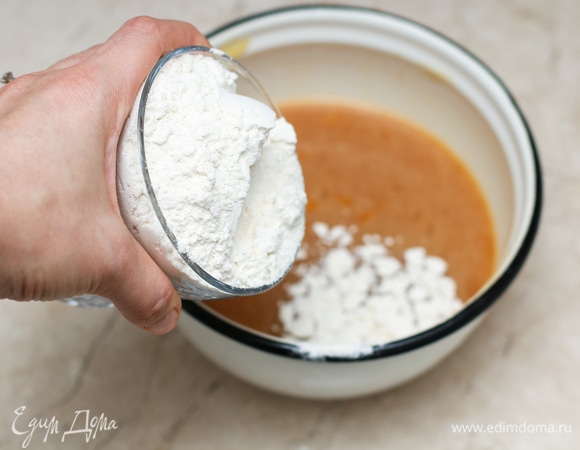 Всыпьте муку и тщательно перемешайте, чтобы не было комков.