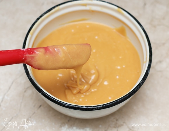 После того, как все ингредиенты тщательно перемешаны, получается однородное тесто по консистенции как жирный кефир. Перелейте его в форму, смазанную маслом и присыпанную мукой. Выпекайте при температуре 180°C до сухой шпажки. Это занимает примерно 40–50 минут. Чтобы верх не подгорел, через 20 минут от начала выпечки, можете прикрыть форму фольгой.