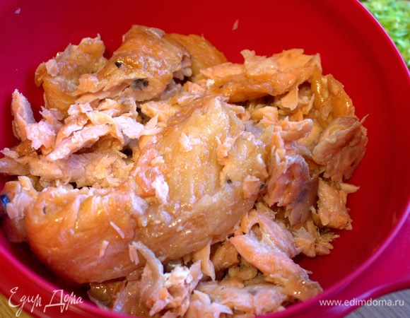 Отделить от костей лосось.