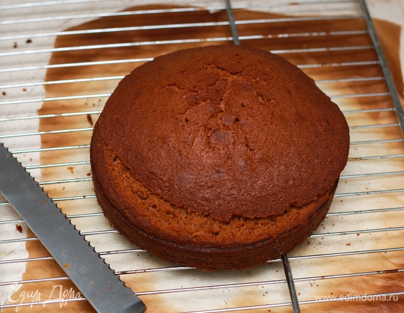 Готовый корж извлеките из формы и дайте полностью остыть на решетке, после чего срежьте «горбик» (он понадобится для украшения), а сам корж разделите на 4 тонкие ровные части.