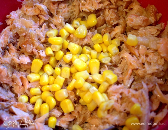 Добавить кукурузу.