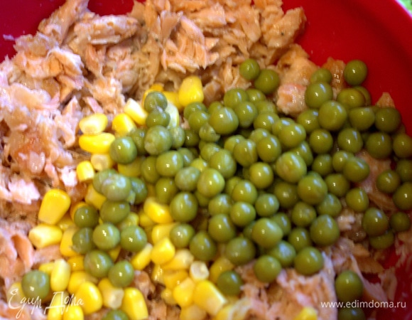 Всыпать горошек.