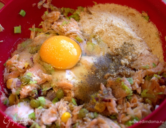 Добавить яйцо 1–2 шт., сухари и специи. Вместо сухарей можно толченые крекеры.