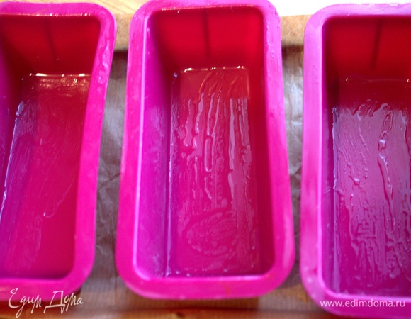 Силиконовые формочки смазать, но многие не смазывают силикон. Присыпать сухарями.