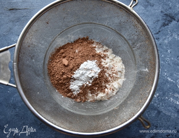Сухие компоненты (мука, разрыхлитель, какао-порошок) соединить и просеять через сито.
