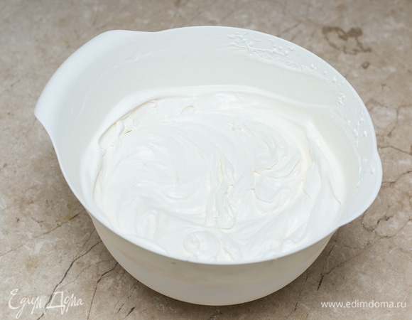 Пока коржи остывают, займитесь приготовлением крема. Для этого взбейте сливки с сахарной пудрой. Чтобы сливки хорошо взбивались они должны быть очень холодными.