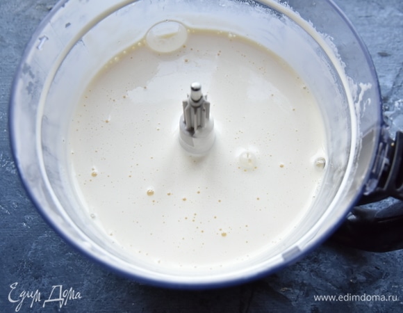 Яйца взбить с сахаром до увеличения массы и растворения сахара.