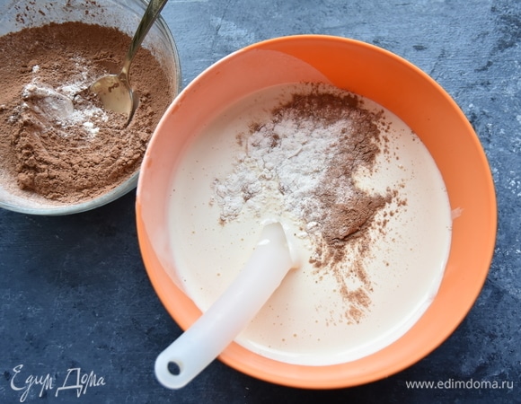 Соединить взбитые яйца и сухую смесь. По вкусу добавить ванилин. Аккуратно перемешать составляющие снизу-вверх. Замесить тесто.