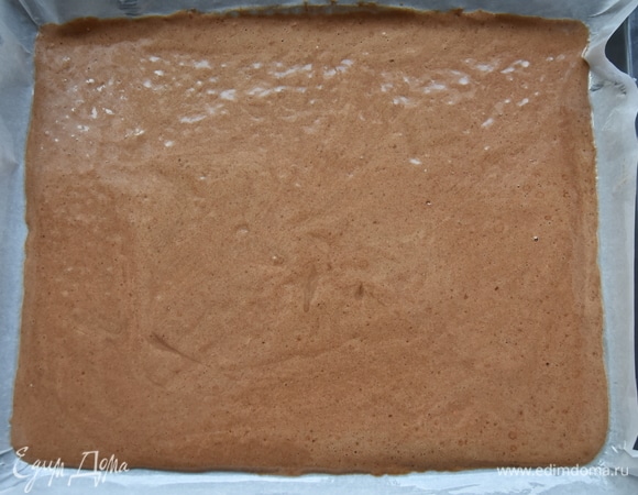 Противень застелить промасленной пергаментной бумагой. Выложить тесто, разровнять его по всей поверхности. Выпекать бисквит в духовке, разогретой до 180°C 15 минут.