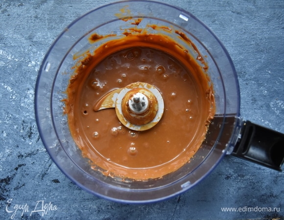 Для крема сгущенное молоко желательно сварить самостоятельно. Чем дольше варится сгущенное молоко, тем насыщеннее цвет и вкус. Вареное сгущенное молоко взбить.