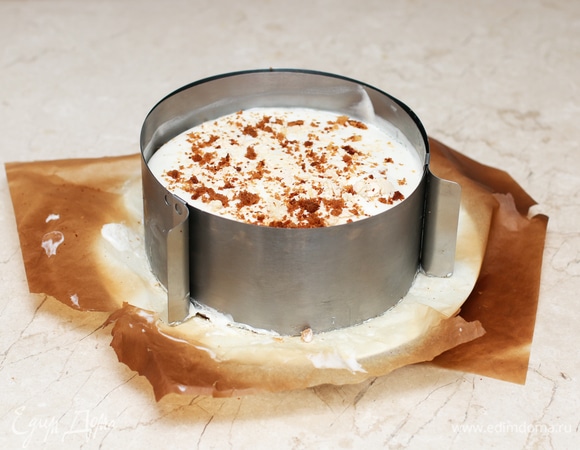 Каждый слой обильно смажьте кремом (по желанию можете добавить карамель, орехи или шоколад) и оставьте пропитываться при комнатной температуре на пару часов, после чего уберите на холод. Я собираю торт в съемном кольце и оставляю пропитываться на ночь.