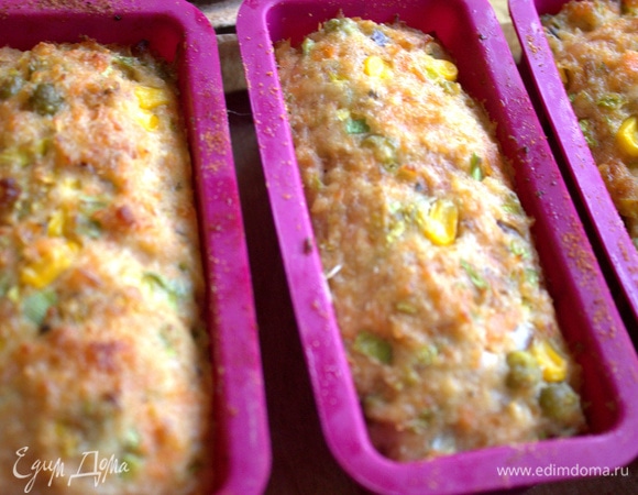 Чуть остынут и можно вынимать, чтобы не повредить форму.