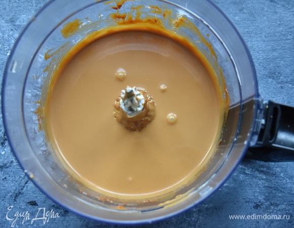 Добавить к взбитому сгущенному молоку мягкое сливочное масло и взбить до пышности.