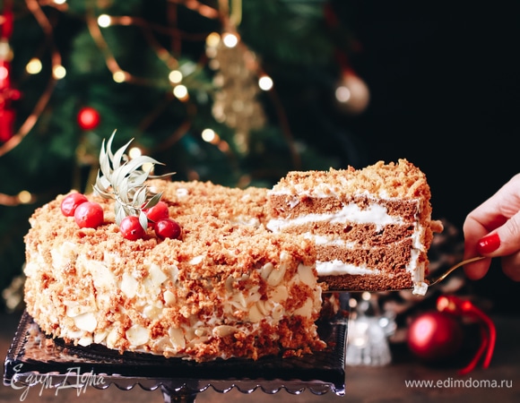 Я использую для украшения миндальные лепестки и крошку, полученную от измельчения «горбика». Тортик получается вкуснейший!