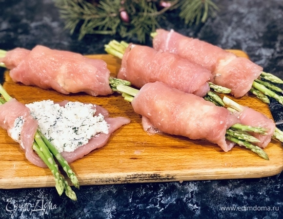 Во внутрь закладываем 2–3 стебля тонкой спаржи и заворачиваем рулетик.
