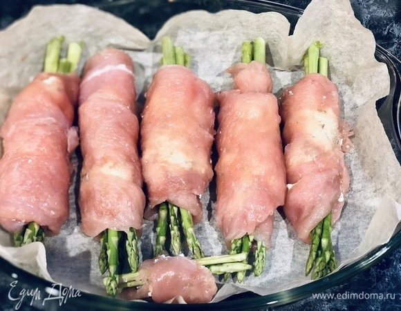 Рулетики выкладываем в форму или на противень с пекарской бумагой, и сбрызгиваем их сверху оливковым маслом. Отправляем их в духовку на 20 минут. Духовку предварительно разогреть до 180°С.