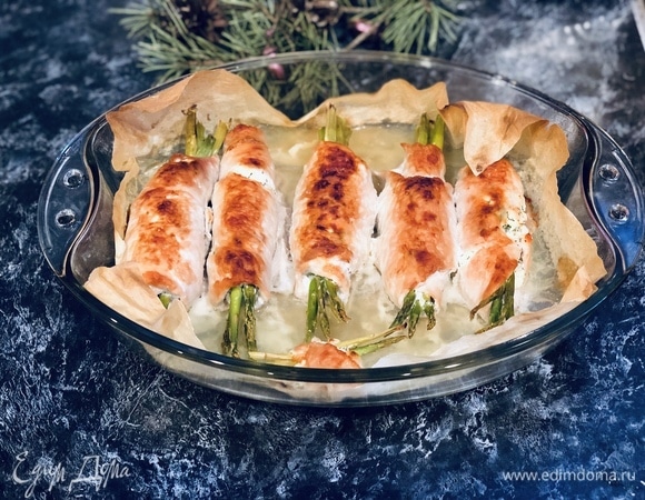 После запекания посолите блюдо по вкусу и нарежьте рулетики на красивые кусочки. Если будете подавать не сразу, накройте блюдо фольгой, чтобы мясо не стало сухим. ⠀