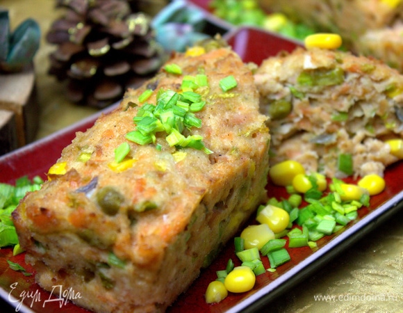 В разрезе видны зелень, кукуруза и горошек.